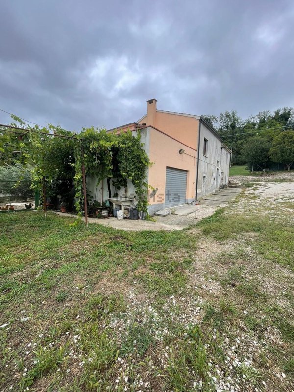 pentavano in vendita a Sant'Egidio alla Vibrata in zona Villa Marchesa