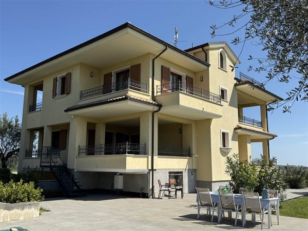 casa indipendente in vendita a Sant'Egidio alla Vibrata in zona Villa Marchesa