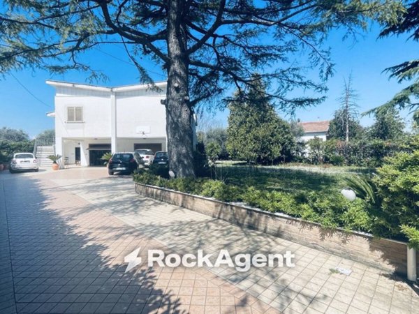 casa indipendente in vendita a Sant'Egidio alla Vibrata in zona Villa Marchesa