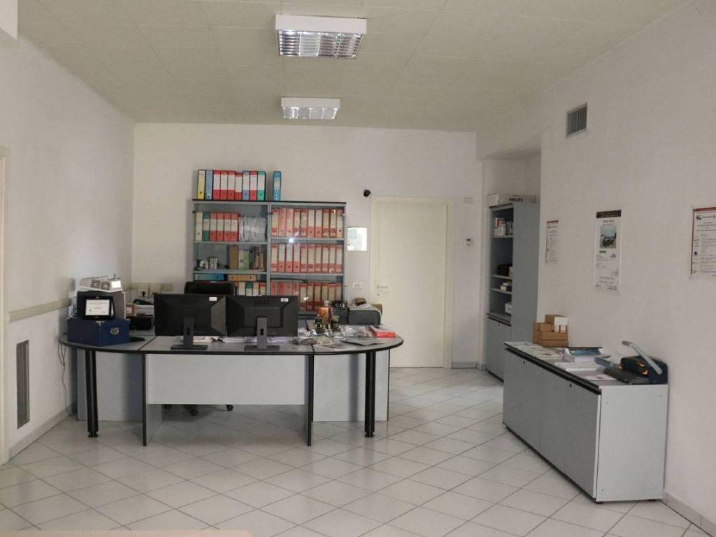 negozio in vendita a Sant'Omero