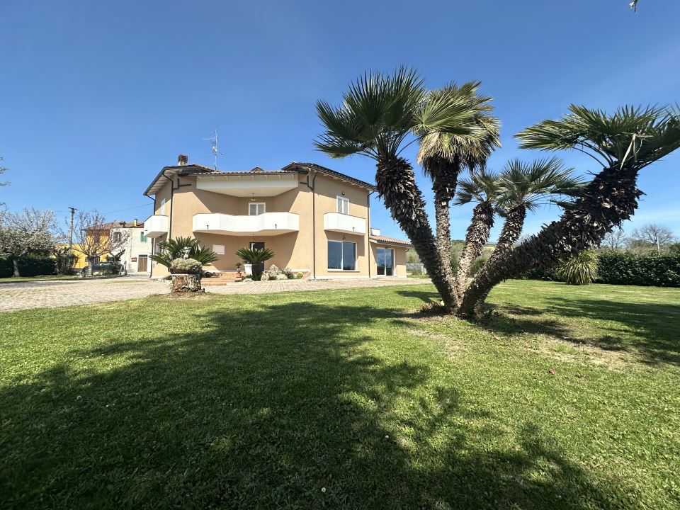 casa indipendente in vendita a Sant'Omero in zona Mediana