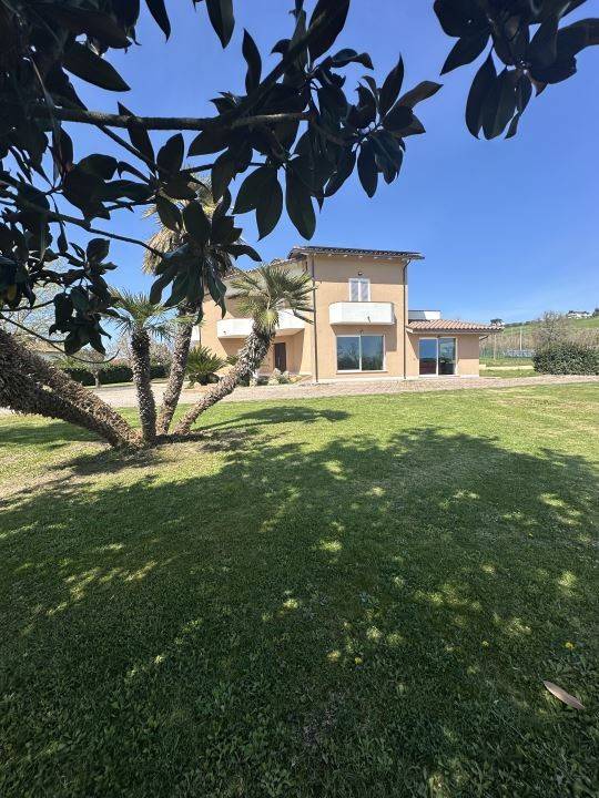 casa indipendente in vendita a Sant'Omero in zona Mediana