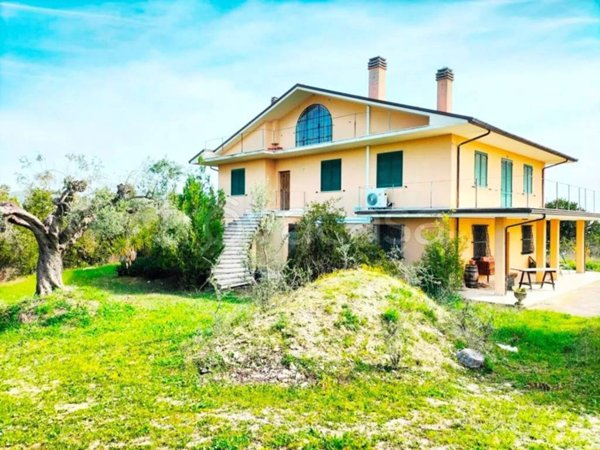 casa indipendente in vendita a Sant'Omero