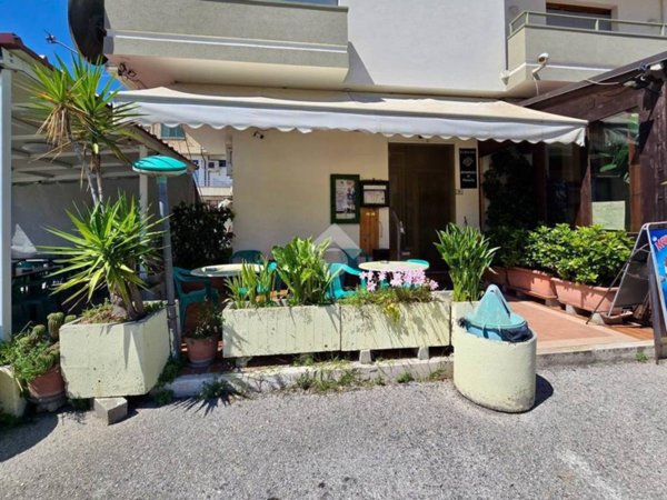 negozio in vendita a Sant'Omero