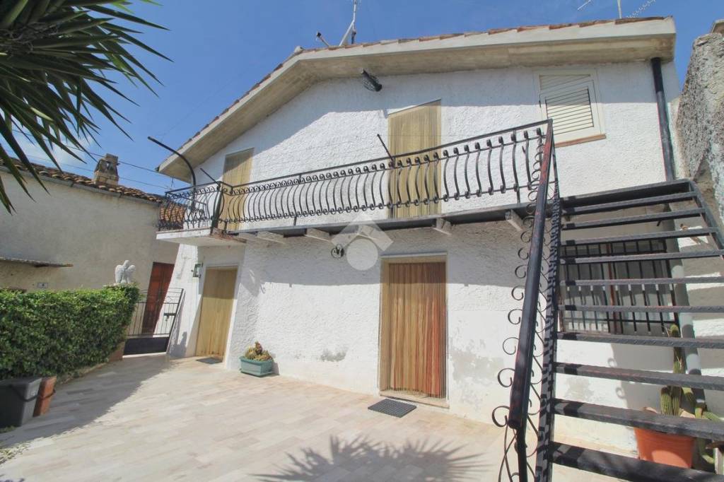 casa indipendente in vendita a Sant'Omero in zona Case Alte