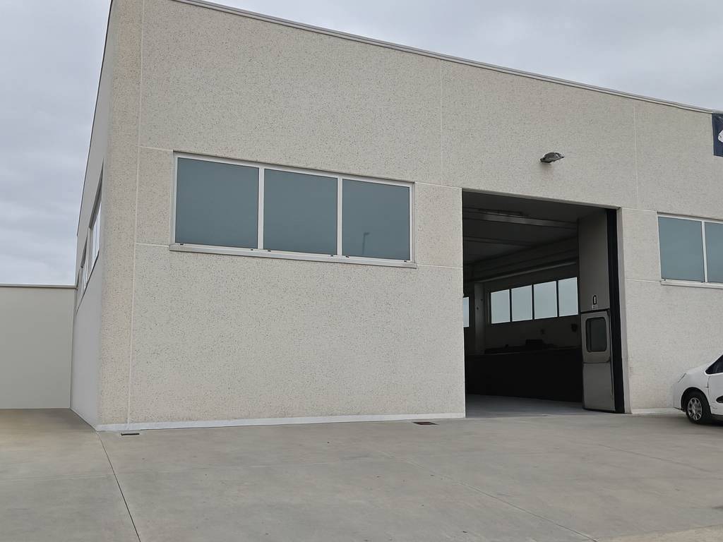 locale commerciale in vendita a Sant'Omero