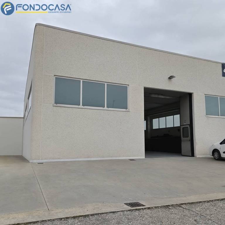 locale commerciale in vendita a Sant'Omero