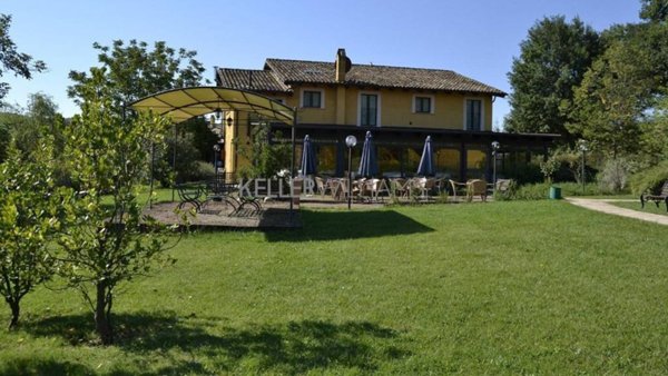 negozio in vendita a Sant'Omero in zona Mediana