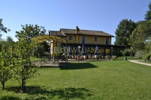 negozio in vendita a Sant'Omero in zona Mediana