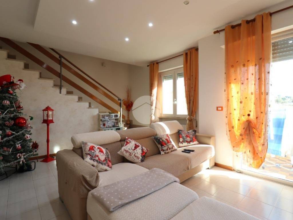 casa indipendente in vendita a Sant'Omero in zona Poggio Morello