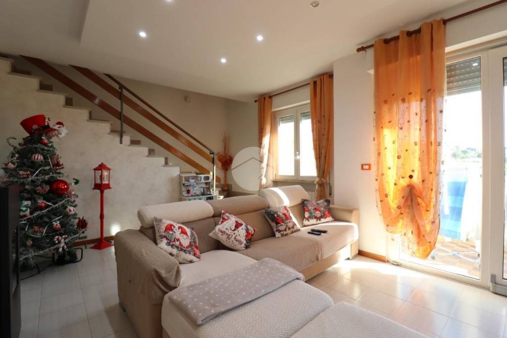 casa indipendente in vendita a Sant'Omero in zona Poggio Morello