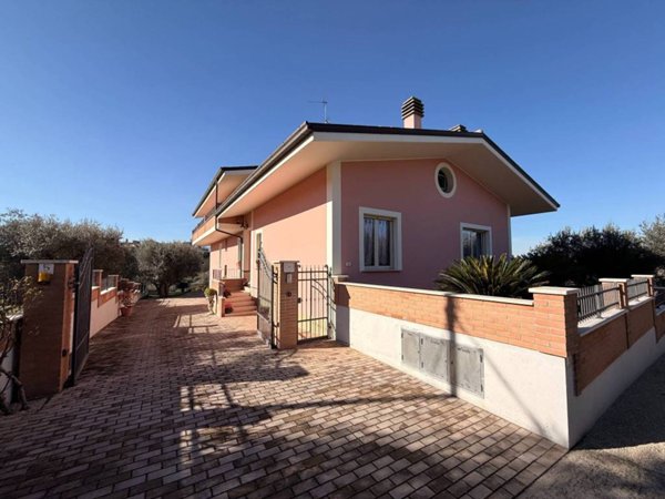 casa indipendente in vendita a Sant'Omero