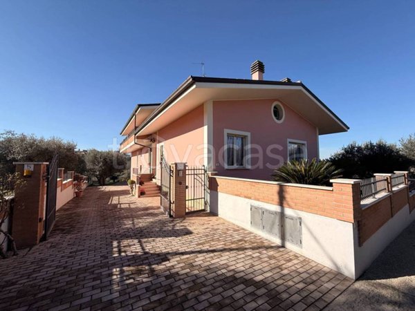 casa indipendente in vendita a Sant'Omero in zona Case Alte