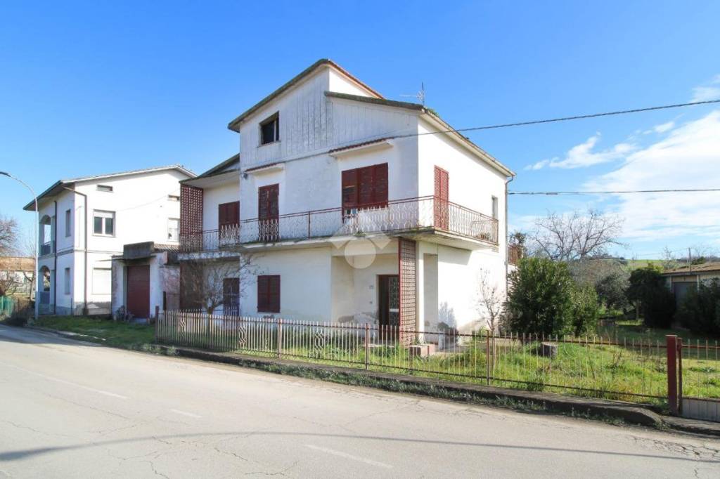 casa indipendente in vendita a Sant'Omero in zona Garrufo