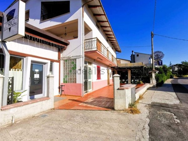 negozio in vendita a Sant'Omero in zona Villa Ricci