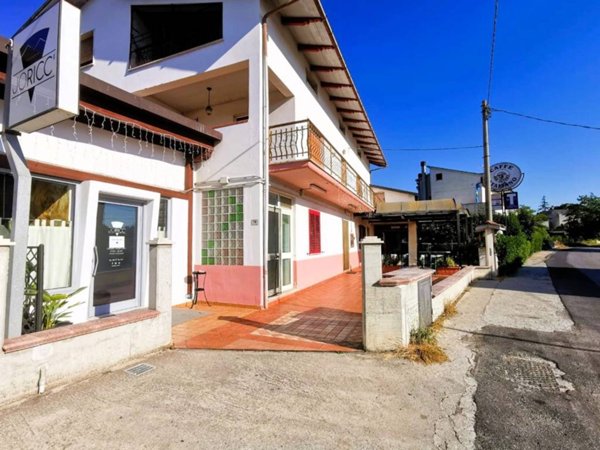 negozio in vendita a Sant'Omero in zona Villa Ricci