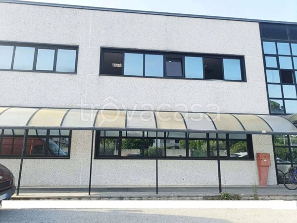 locale commerciale in vendita a Sant'Omero