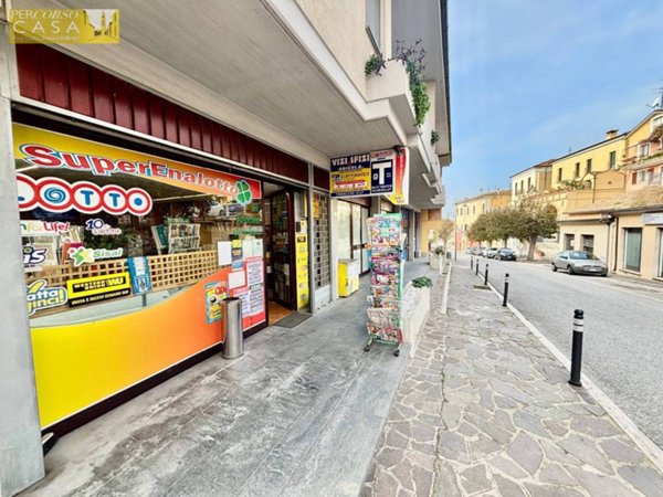 negozio in vendita a Sant'Omero