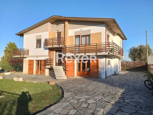 casa indipendente in vendita a Sant'Omero in zona Garrufo