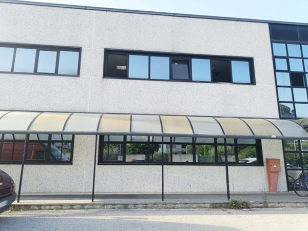 locale commerciale in vendita a Sant'Omero