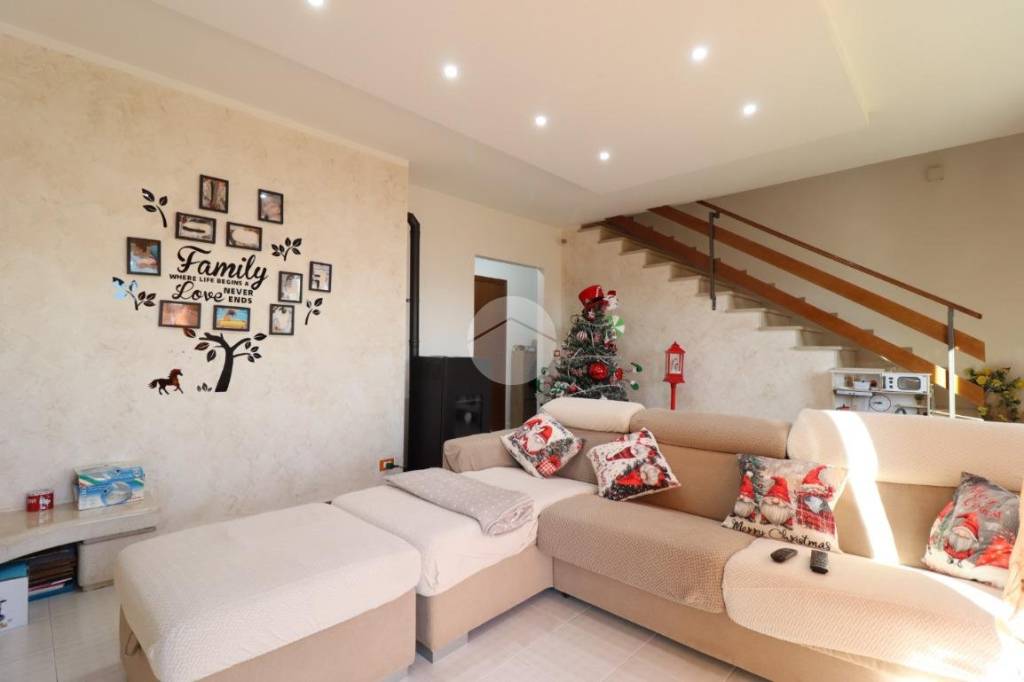 casa indipendente in vendita a Sant'Omero in zona Poggio Morello
