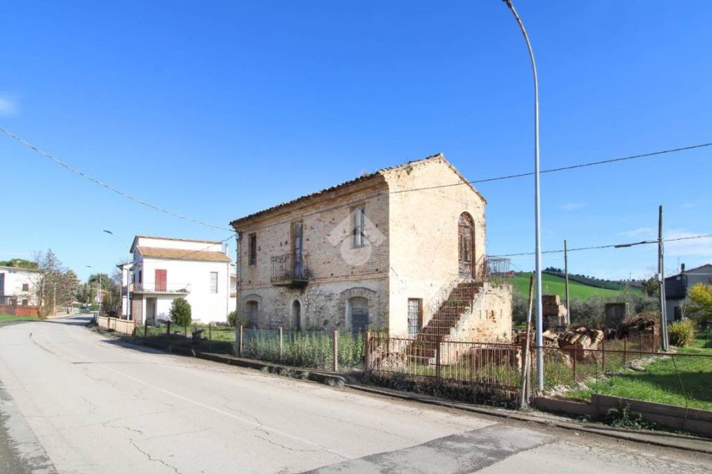 appartamento in vendita a Sant'Omero in zona Garrufo