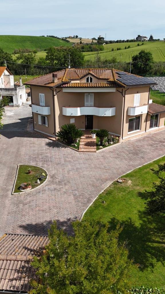 casa indipendente in vendita a Sant'Omero in zona Mediana