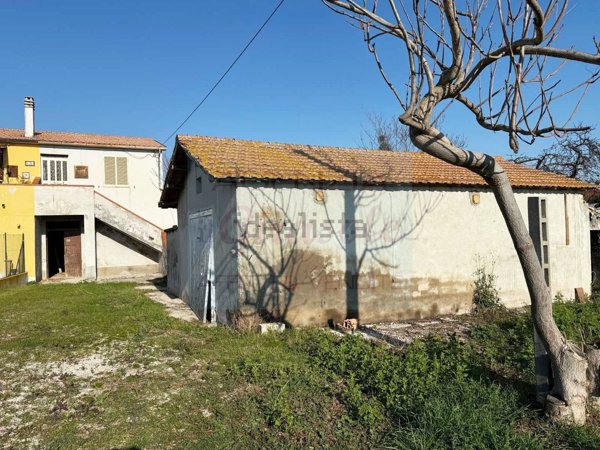 casa indipendente in vendita a Sant'Omero in zona Poggio Morello