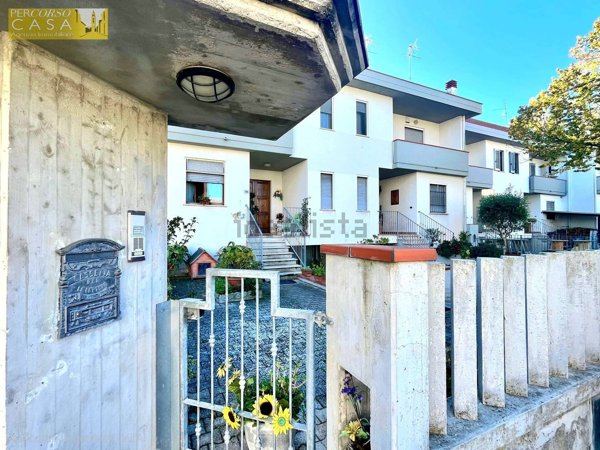 casa indipendente in vendita a Sant'Omero in zona Garrufo
