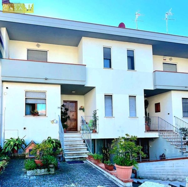 casa indipendente in vendita a Sant'Omero in zona Garrufo