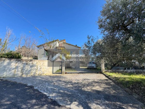 casa indipendente in vendita a Sant'Omero in zona Casette