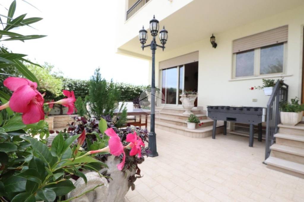 casa indipendente in vendita a Sant'Omero in zona Villa Ricci