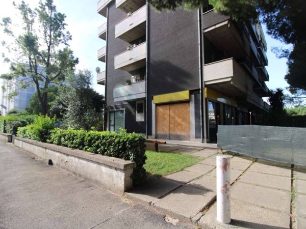 negozio in vendita a Silvi in zona Silvi Marina