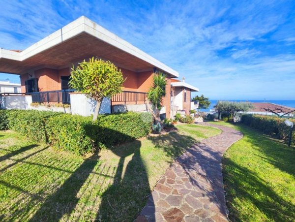 casa indipendente in vendita a Silvi in zona Silvi Marina