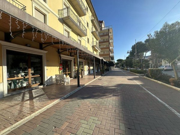 negozio in vendita a Silvi in zona Silvi Marina