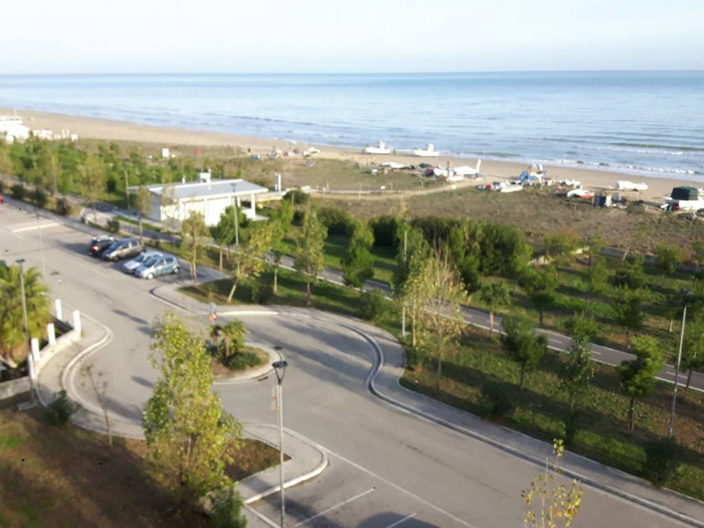 negozio in vendita a Silvi in zona Silvi Marina