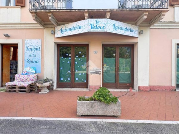 negozio in vendita a Silvi in zona Silvi Marina