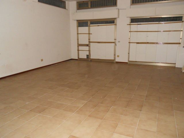 negozio in vendita a Silvi in zona Silvi Marina