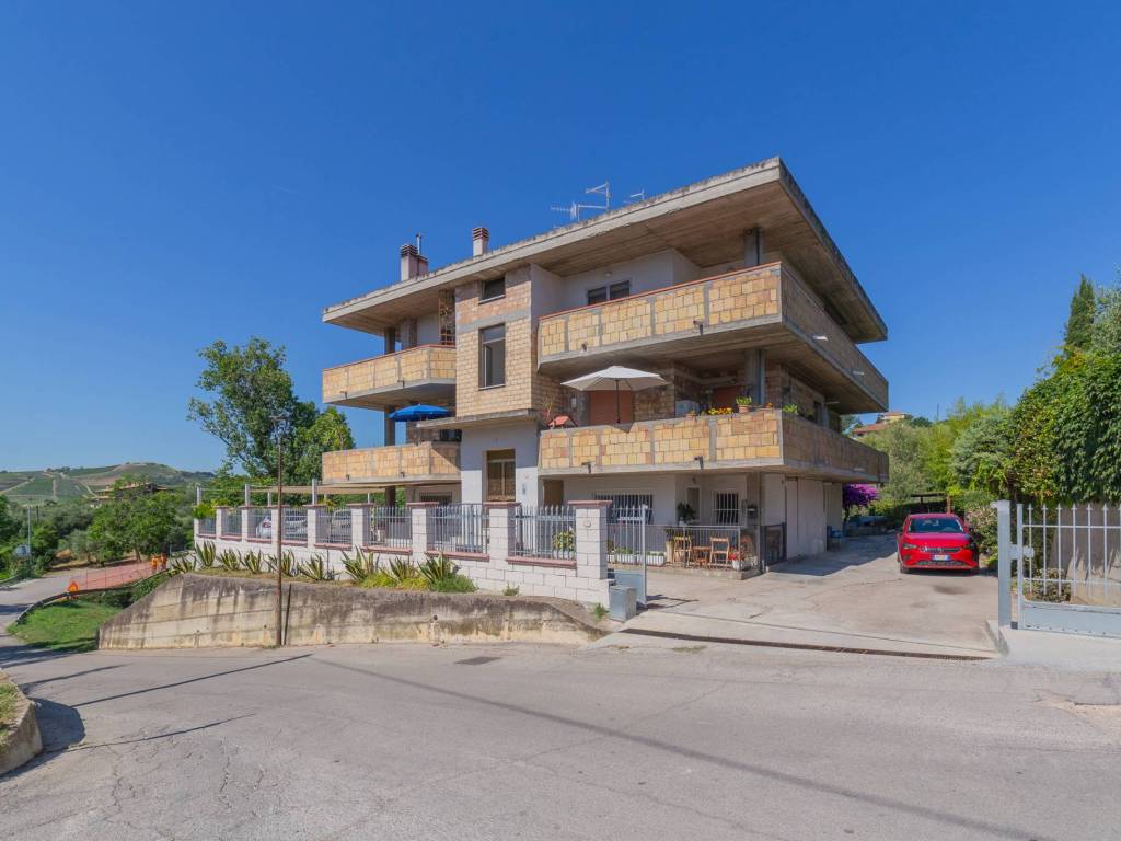 intera palazzina in vendita a Silvi in zona Santo Stefano