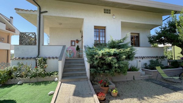 casa indipendente in vendita a Silvi in zona Silvi Paese