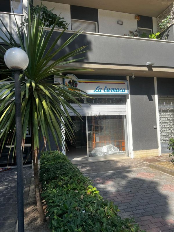 negozio in vendita a Silvi in zona Silvi Marina