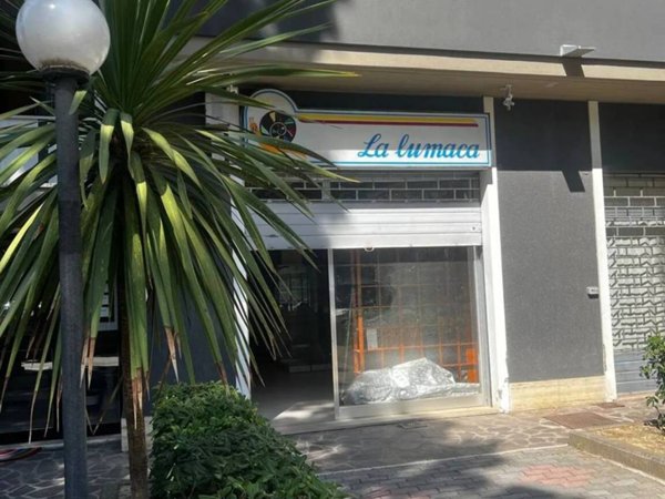 negozio in vendita a Silvi in zona Silvi Marina