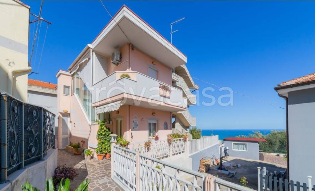 casa indipendente in vendita a Silvi