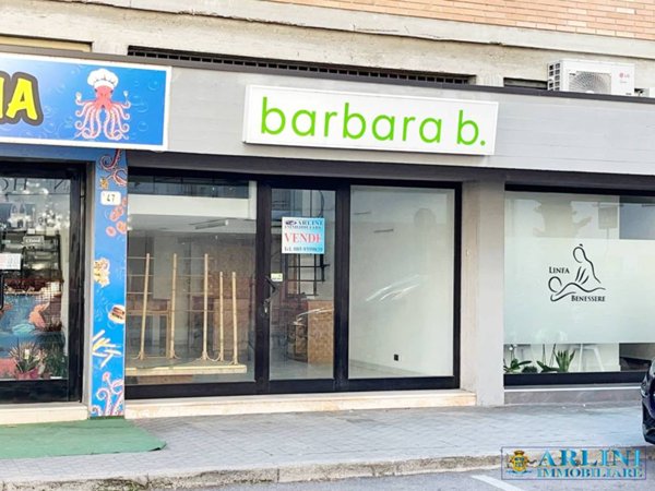 negozio in vendita a Silvi in zona Silvi Marina