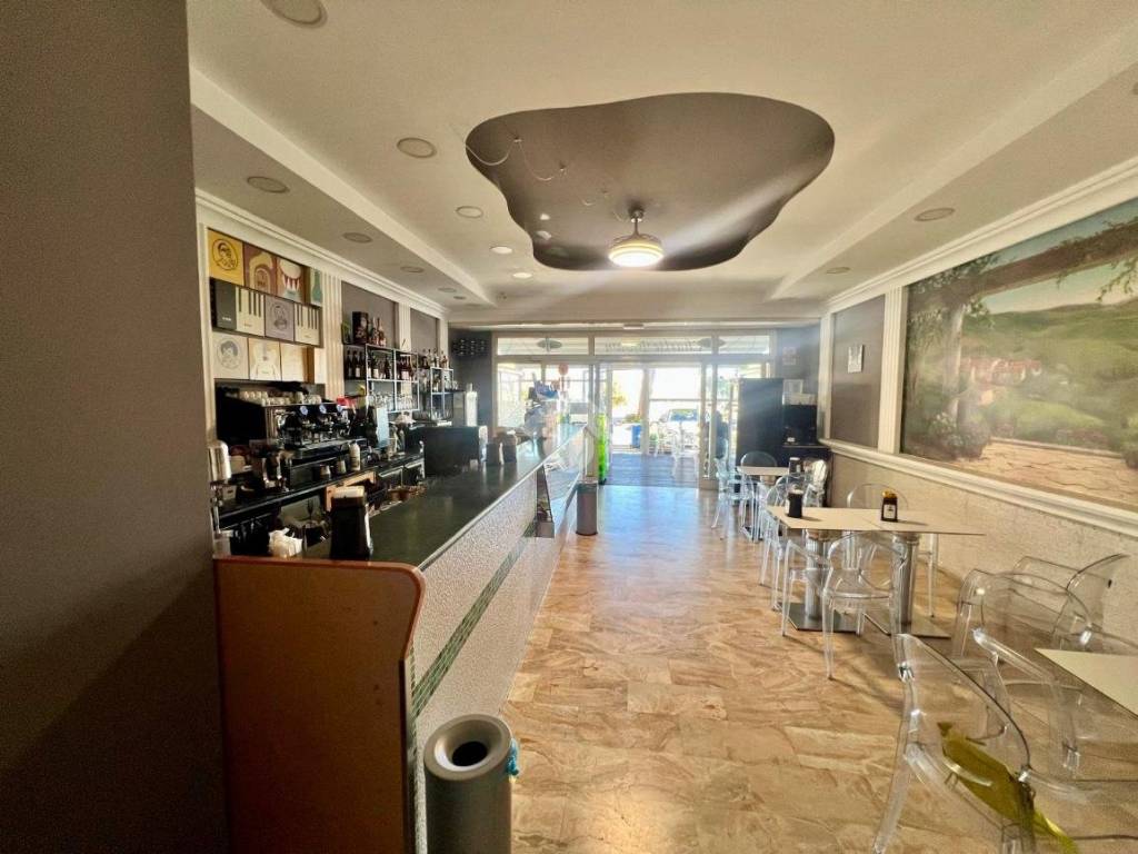 negozio in vendita a Silvi in zona Silvi Marina