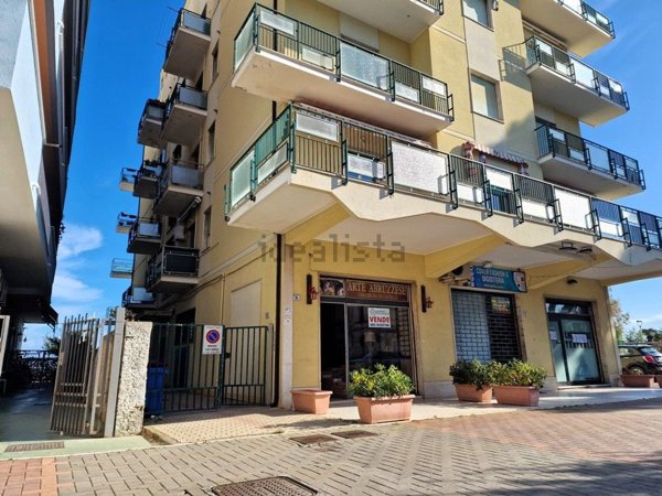 locale commerciale in vendita a Silvi