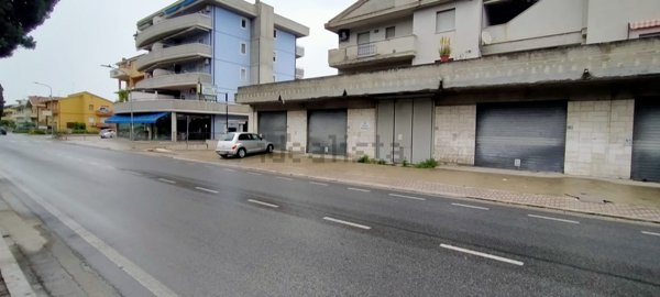 locale commerciale in vendita a Silvi