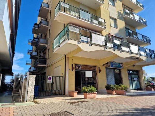 negozio in vendita a Silvi in zona Silvi Marina