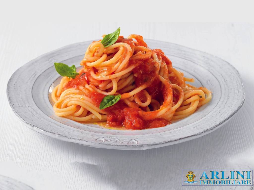 negozio in vendita a Silvi in zona Silvi Marina