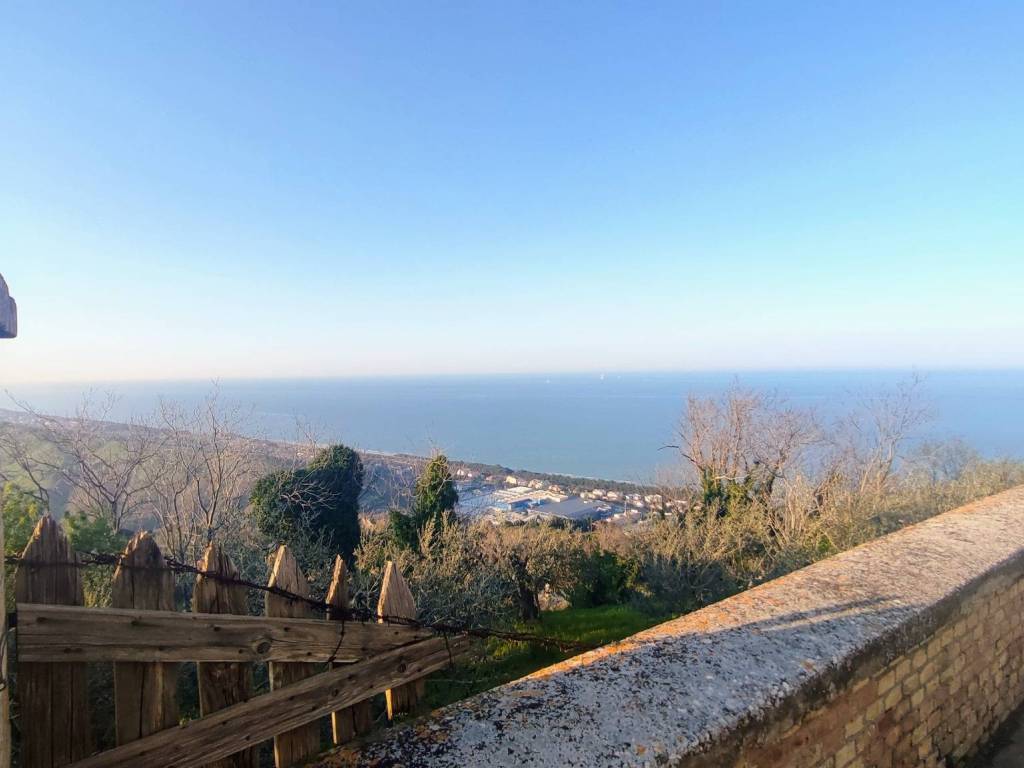 locale commerciale in vendita a Silvi in zona Silvi Paese